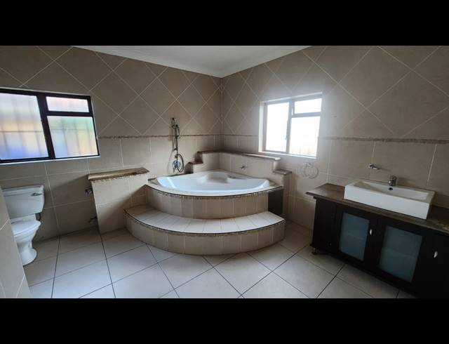 6 BEDROOM HOUSE FOR SALE IN UVONGO